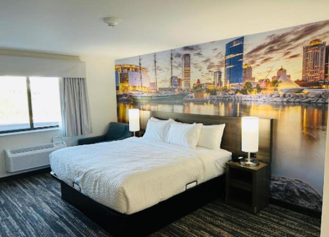 Отель Clarion Pointe Милуоки Экстерьер фото