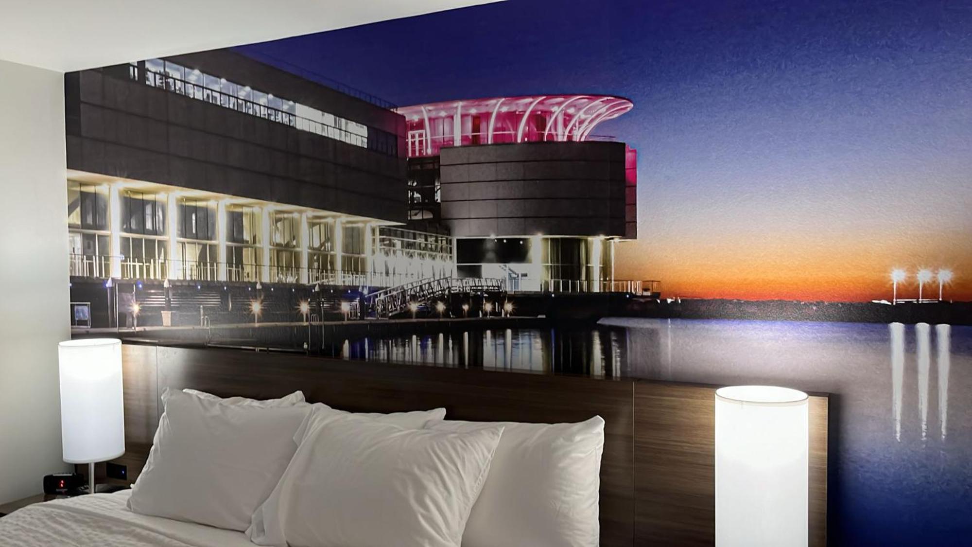 Отель Clarion Pointe Милуоки Экстерьер фото