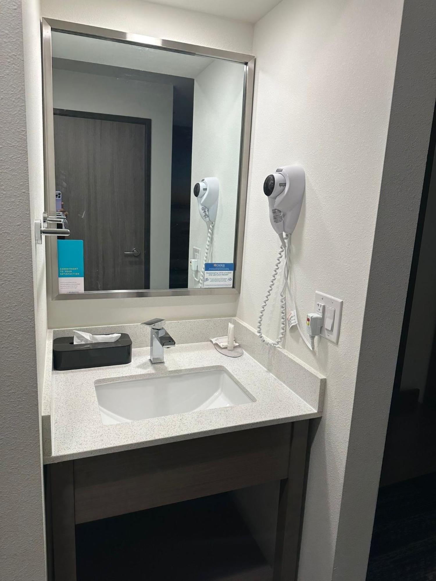 Отель Clarion Pointe Милуоки Экстерьер фото