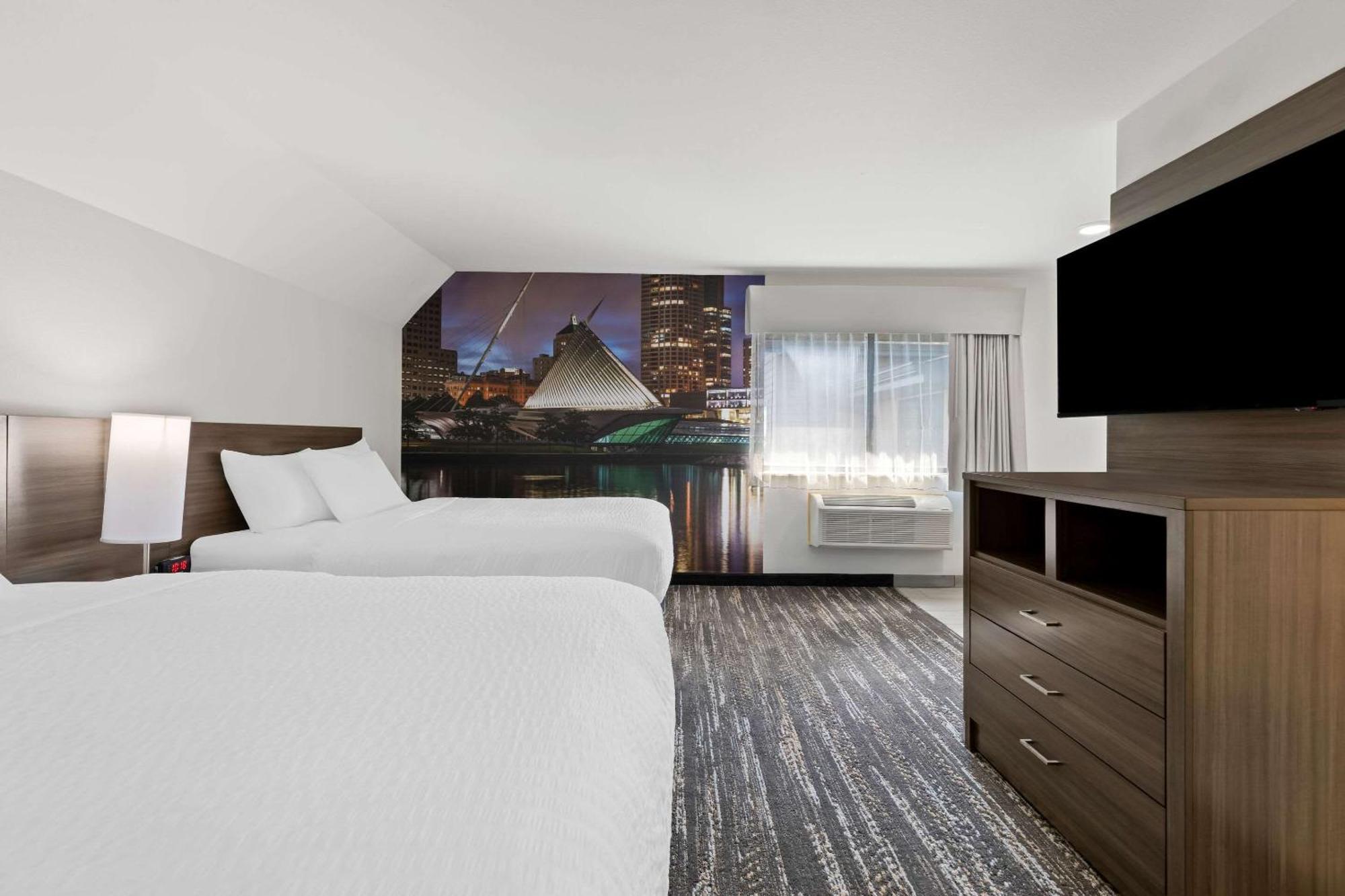 Отель Clarion Pointe Милуоки Экстерьер фото