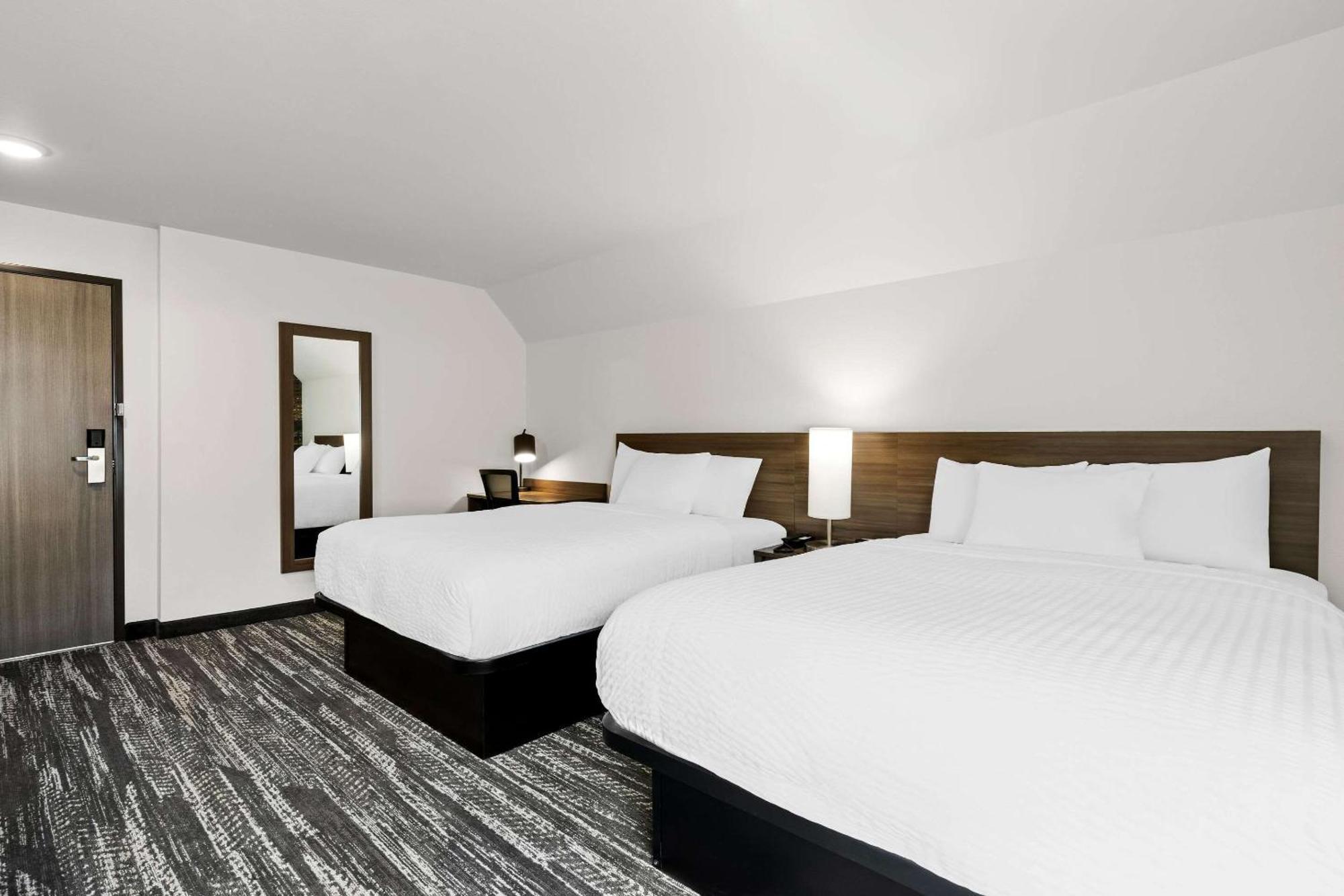 Отель Clarion Pointe Милуоки Экстерьер фото